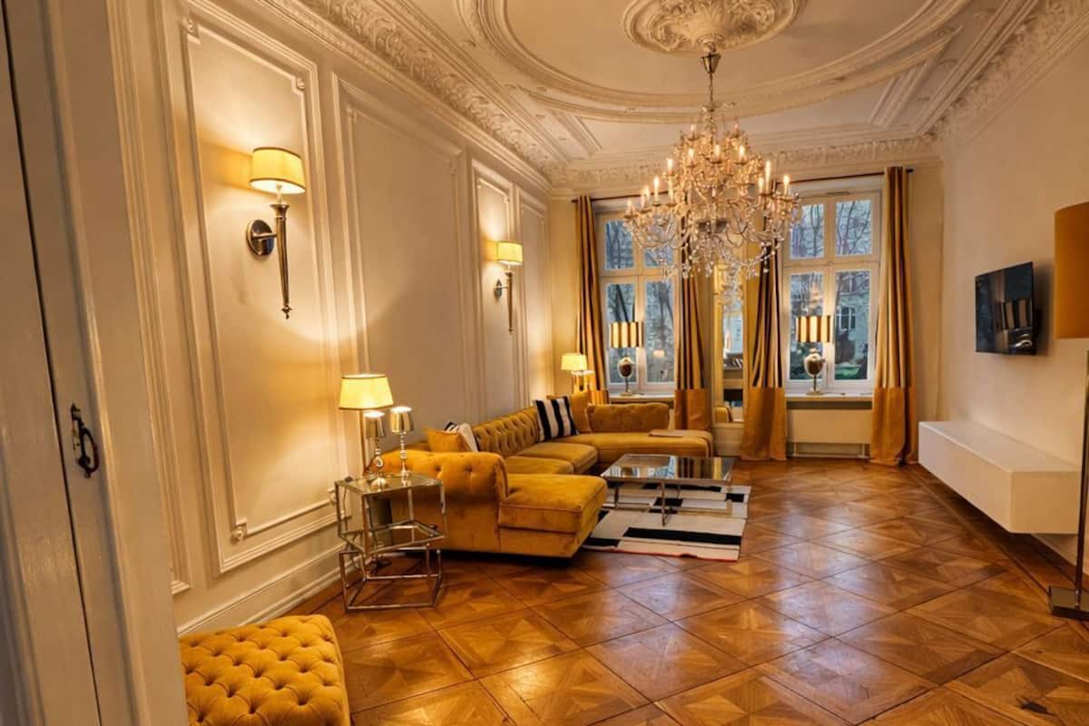 Suite – junior (with Garden) | Oppholdsområde | En 50-tommers Flatskjerm-TV med kabel-kanaler samt TV