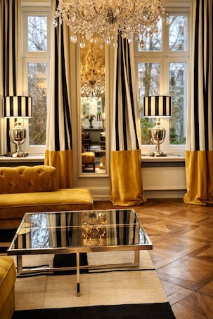 Suite junior (with Garden) | Zona de estar | Televisión de pantalla plana de 50 pulgadas con canales por cable. Sleephotels Alsterroom