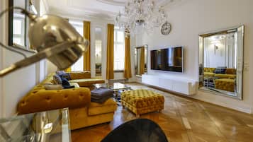 Suite Junior (with Garden) | Area soggiorno | TV a schermo piatto 50 pollici con canali via cavo, TV