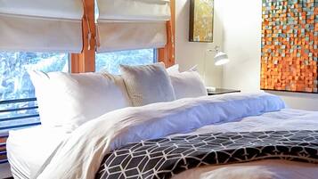 2 bedrooms, desk, WiFi, bed sheets