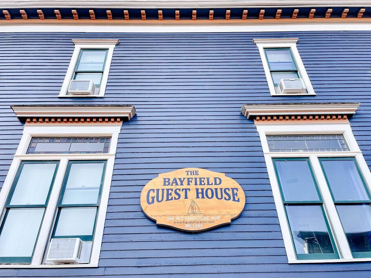 Un bâtiment portant une enseigne indiquant « The Bayfield Guest House », situé au 249, avenue Rittenhouse, à Big Lake.
