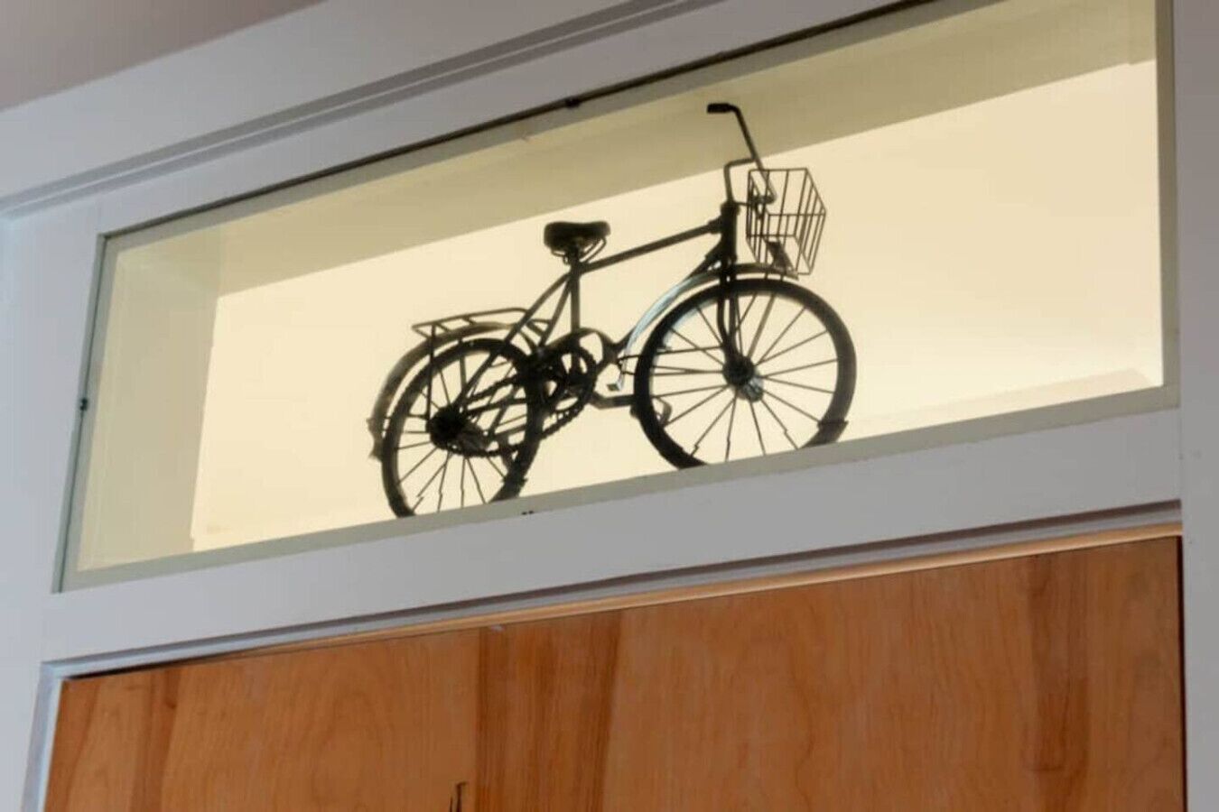 Une photo encadrée représentant un vélo, accrochée au mur.