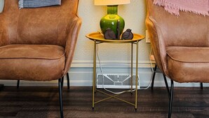 A room with two brown leather armchairs, a green lamp, and a mirror on the wall. - South Shore Condo @ Bayfield Guest House (Bayfield)