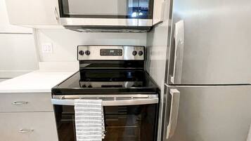 Kylskåp, mikrovågsugn, ugn och spishäll