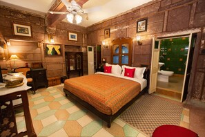Royal Room | Courtyard view
