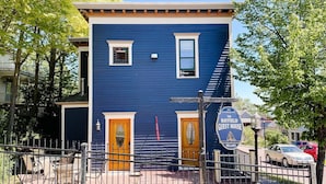 Een tweelaags gebouw met een blauwe gevel, twee houten deuren en een bordje met de tekst Bayfield Guest House.