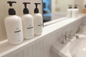 浴缸、吹风机、毛巾