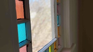 Une fenêtre à carreaux multiples, chaque carreau étant d’une couleur différente.
