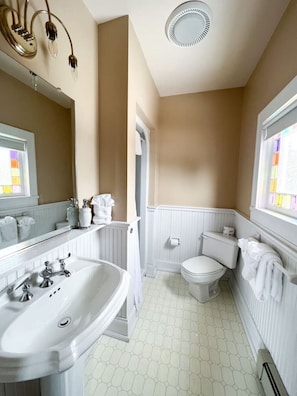 Sèche-cheveux, serviettes fournies