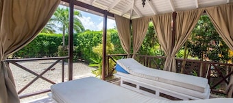 Beachy Cottage|Kitchen|Wi-Fi|Shaded Cabana|Parking