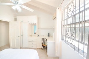 3 habitaciones, escritorio, tabla de planchar con plancha y wifi gratis