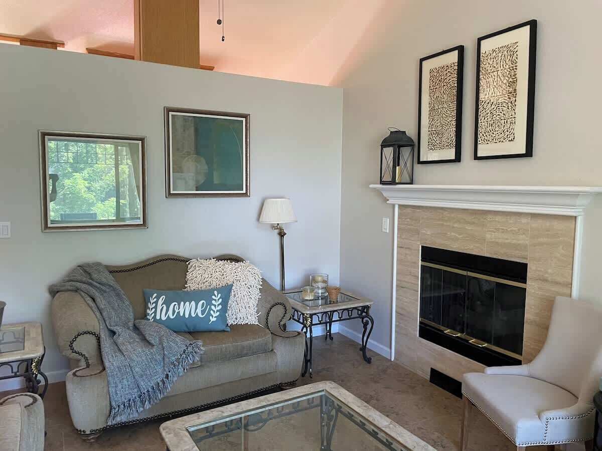 Smart-TV, Kamin, Arbeitsbereiche