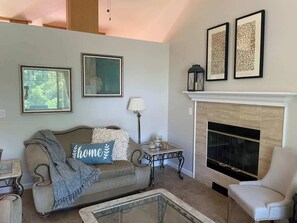 Smart-TV, Kamin, Arbeitsbereiche