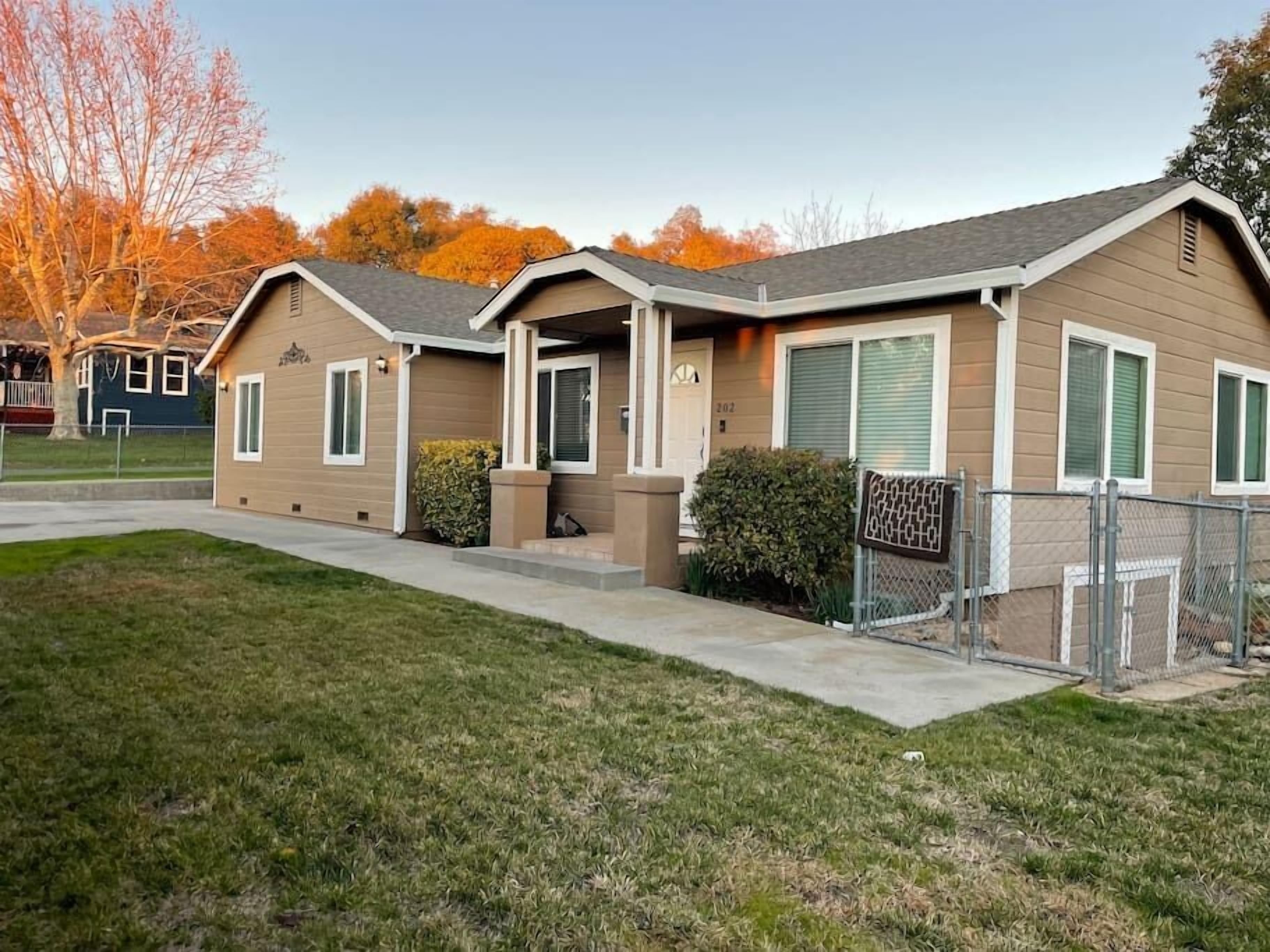 Pet Friendly, King bed 4 Rooms Sleeps 10