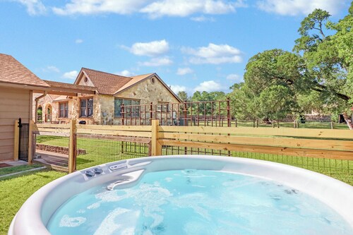 Milk Bath Springs | Pet-Friendly Historic Downtown Cottage