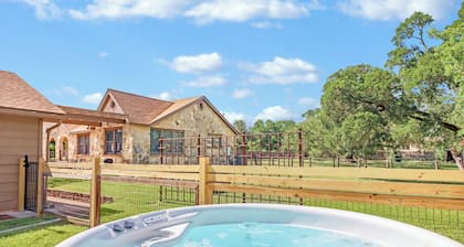 Milk Bath Springs | Pet-Friendly Historic Downtown Cottage