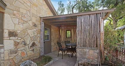 Milk Bath Springs | Pet-Friendly Historic Downtown Cottage