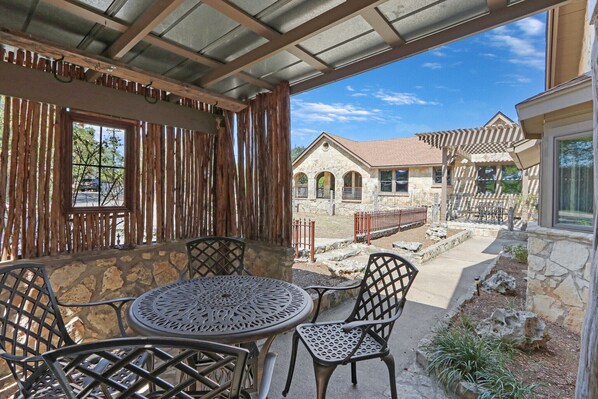 Outdoor dining - Milk Bath Springs | Pet-Friendly Historic Downtown Cottage (Dripping Springs)