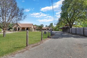 Property grounds - Milk Bath Springs | Pet-Friendly Historic Downtown Cottage (Dripping Springs)