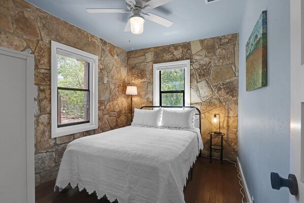 2 bedrooms, iron/ironing board, WiFi, bed sheets - Milk Bath Springs | Pet-Friendly Historic Downtown Cottage (Dripping Springs)