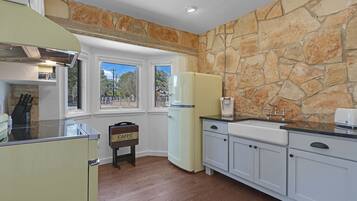 Refrigerador con congelador, microondas, horno y parrilla de estufa