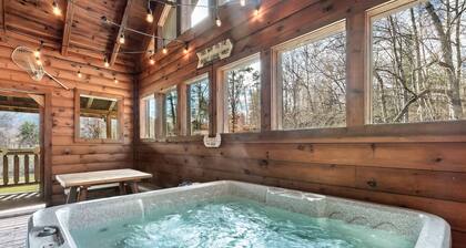 SPECTACULAR MTN Views + HOT TUB/Pool Table/PVT Pond