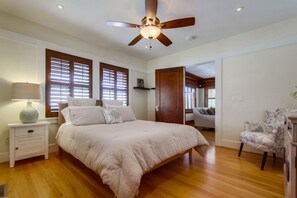 3 habitaciones, escritorio y tabla de planchar con plancha 