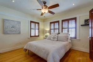 3 habitaciones, escritorio y tabla de planchar con plancha 