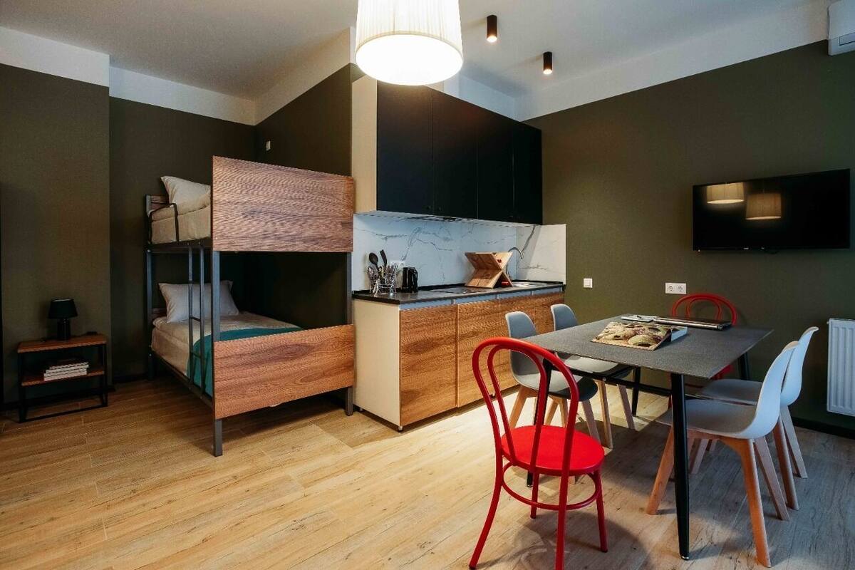 Minikjøleskap, vannkoker, brødrister og kaffekvern