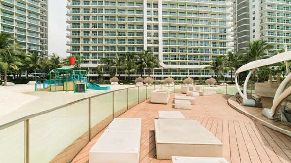 Una piscina al aire libre, una piscina climatizada