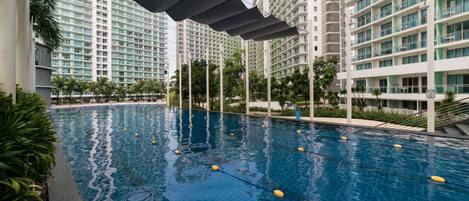 حمّام سباحة خارجي، حمّام سباحة مُدفَّأ