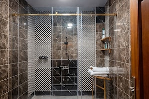 Shower, hair dryer, towels, soap - Luxury villa with all comforts, close to Oujda town center (Oujda)