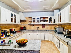 Fridge, microwave, oven, stovetop - Luxury villa with all comforts, close to Oujda town center (Oujda)