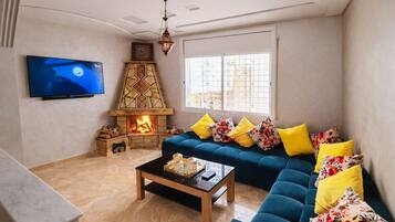 TV connectée, cheminée, livres, chaßne hi-fi