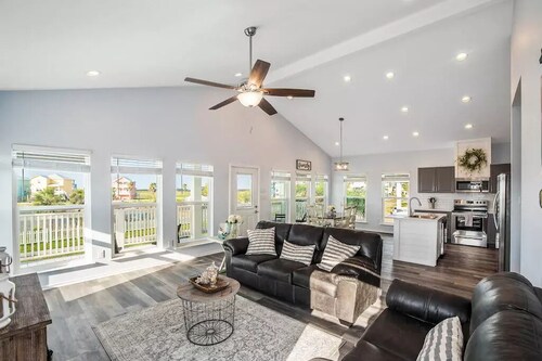 Private 3 BR Stilt Home, Shared Pool, 5-minute drive to the Beach, Dogs OK!