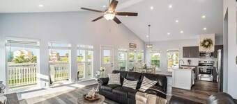 Private 3 BR Stilt Home, Shared Pool, 5-minute drive to the Beach, Dogs OK!