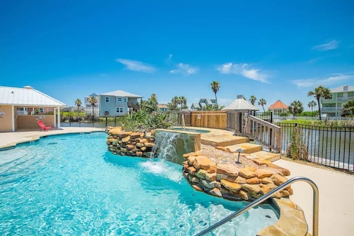 Private 3 BR Stilt Home, Shared Pool, 5-minute drive to the Beach, Dogs OK!