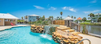 Private 3 BR Stilt Home, Shared Pool, 5-minute drive to the Beach, Dogs OK!