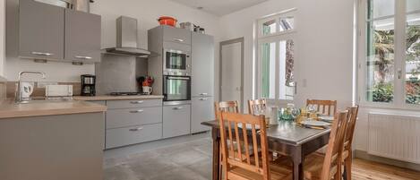 Réfrigérateur, micro-ondes, four, lave-vaisselle