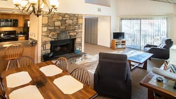 Family Townhome, 2 Bedrooms | 2 bedrooms, iron/ironing board, free WiFi, bed sheets