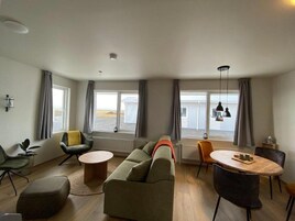 Apartment | Living room | 32-inch Smart TV with cable channels, TV