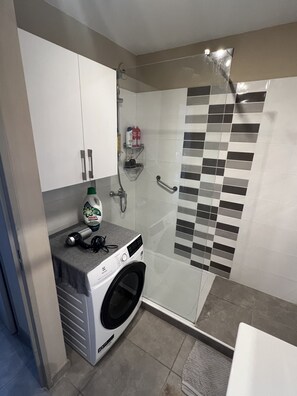 Een douche, een haardroger, handdoeken, zeep
