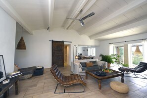 TV connectée, cheminée, table de tennis de table