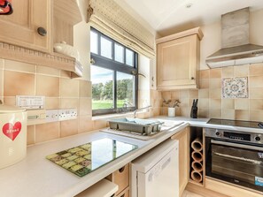 Lavavajillas y trona infantil