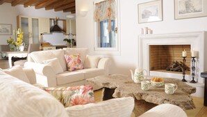 Un salon confortable avec un canapé, une table basse et une cheminée.