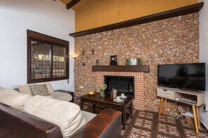 Televisión, chimenea, reproductor de DVD y tenis de mesa 