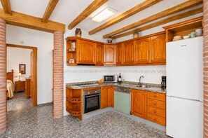 Wasserkocher mit Kaffee-/Teezubehör, Kühlschrank, Mikrowelle, Ofen