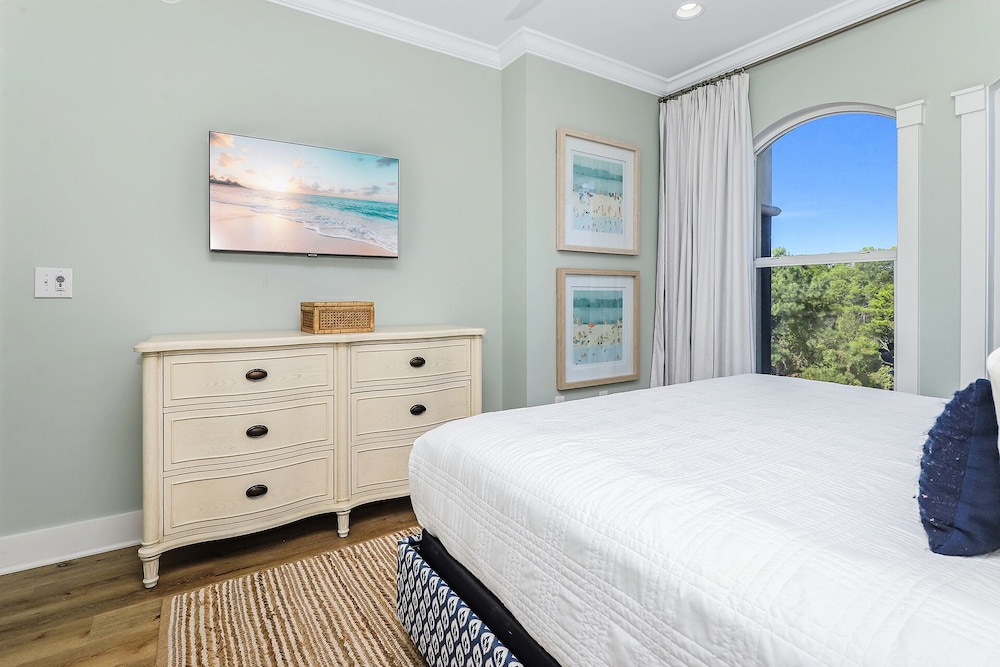 Perfect 30A Location Pet Friendly, Big Community Pool, Private Beach w