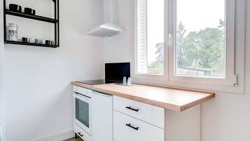 Fridge, microwave, oven, coffee/tea maker