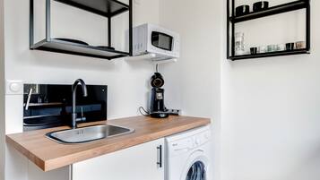 KylskÄp, mikrovÄgsugn, ugn och kaffe- och tebryggare